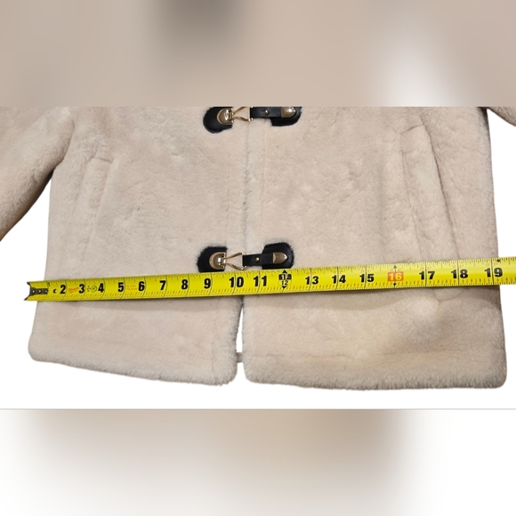 Zara Faux Fur Shearling Cropped Women's Jacket With Toggle Closure - Picture 4 of 15